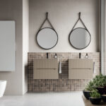 Круглое зеркало из окрашенного металла с черным ремешком из эко-кожи.  - Ideagroup