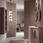 Круглое зеркало из окрашенного металла с черным ремешком из эко-кожи.  - Ideagroup