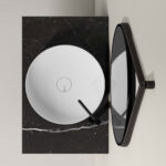 Круглое зеркало из окрашенного металла с черным ремешком из эко-кожи.  - Ideagroup