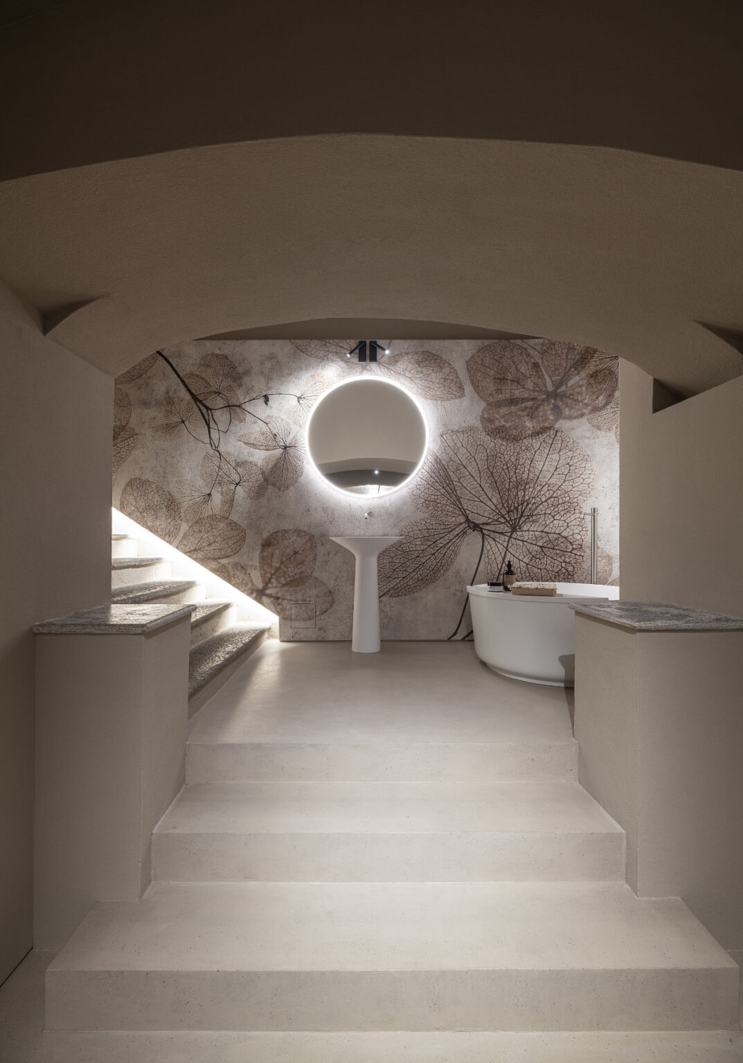 Royal, отдельно стоящая раковина величественной красоты