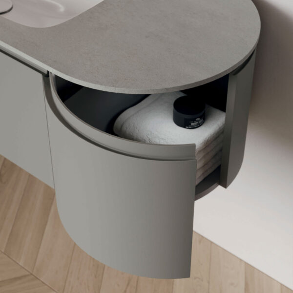 Четыре типа изогнутых боковых тумб с функциональными фасадами; боковые панели с кромкой радиусом 2,6 см