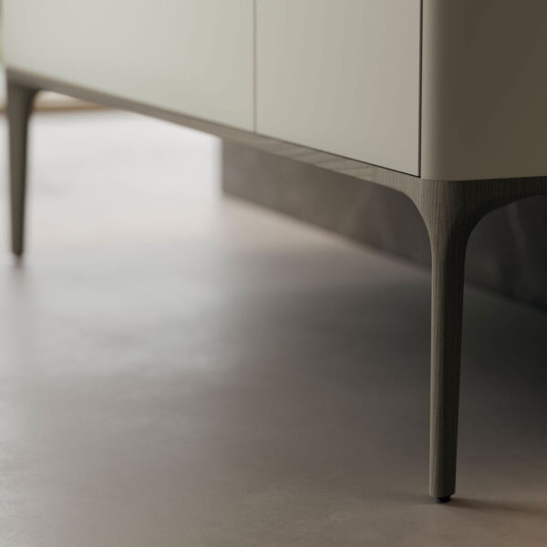 Тумбочка Seventy поставляется в цвете Noce Canaletto и в отделке модели